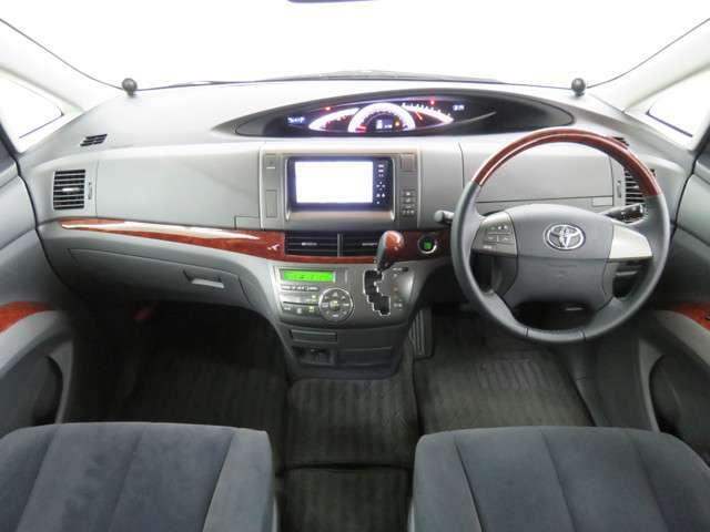 Used Toyota Estima White Pearl body color 2011 model photo: Interior view