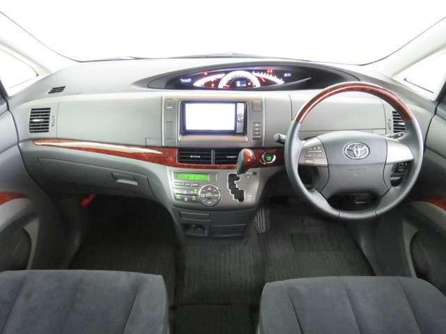 Used Toyota Estima White Pearl body color 2012 model photo: Interior view