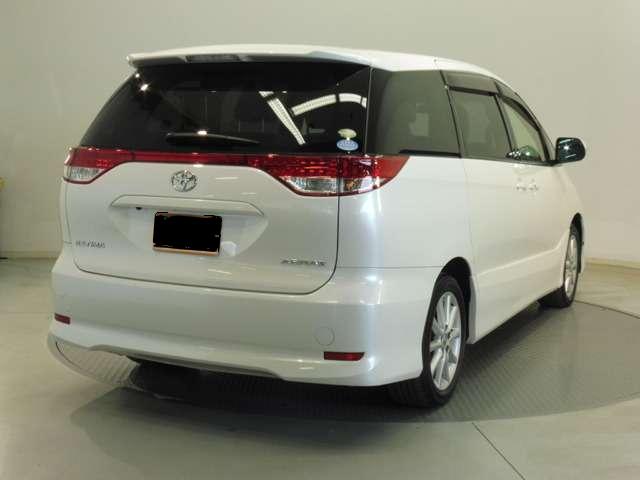 Used Toyota Estima White Pearl body color 2012 model photo: Back view