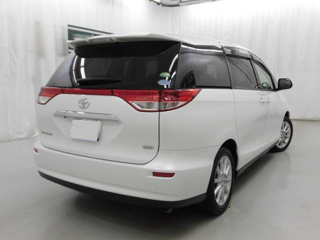 Used Toyota Estima White Pearl body color 2013 model photo: Back view