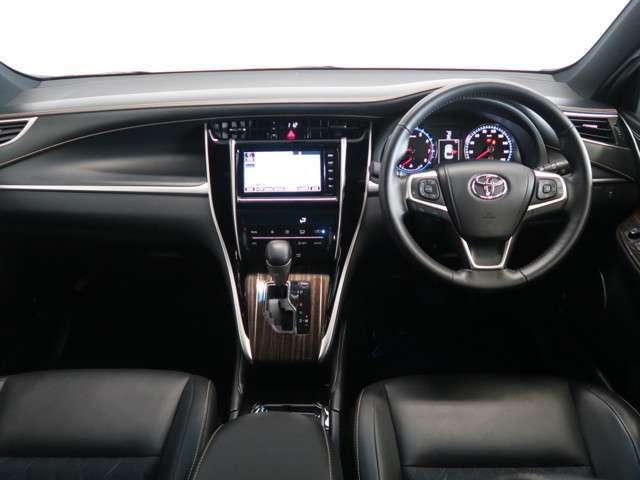 Used Toyota Harrier 2015 Model Silver body color photo: interior view