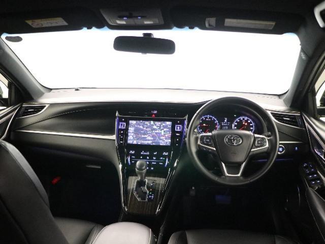 Used Toyota Harrier 2016 Model White Pearl body color photo: interior view