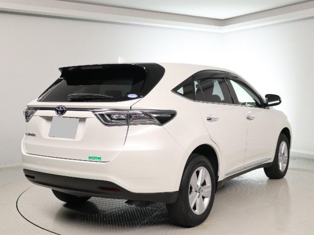 Used Toyota Harrier 2016 Model White Pearl body color photo: Back view