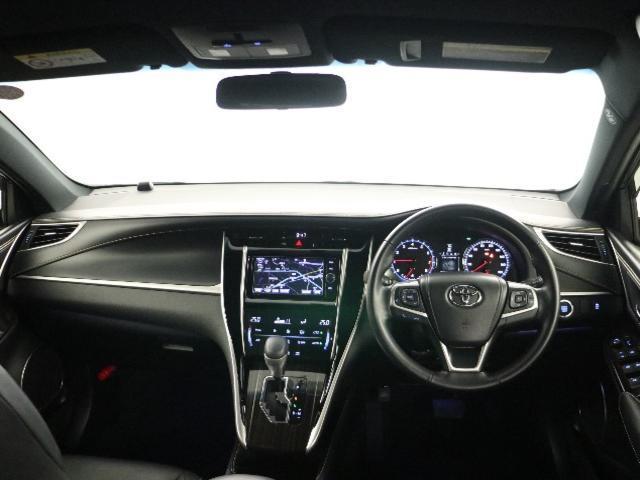 Used Toyota Harrier 2017 Model White Pearl body color photo: interior view