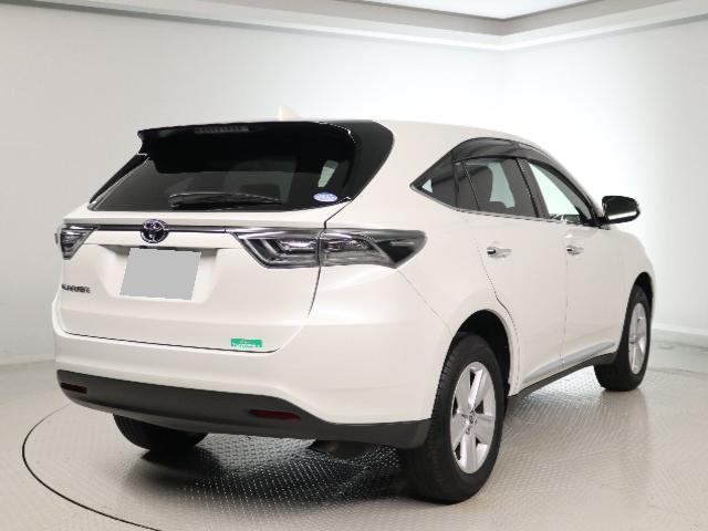 Used Toyota Harrier 2017 Model White Pearl body color photo: Back view