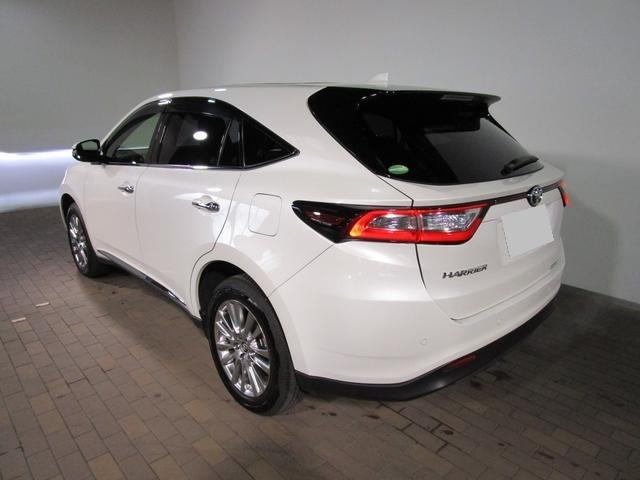 Used Toyota Harrier 2018 Model White Pearl body color photo: Back view