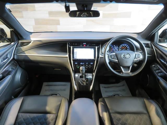 Used Toyota Harrier 2018 Model Silver body color photo: interior view