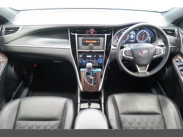 Used Toyota Harrier Elegance 2013 model Pearl White color photo: Interior view