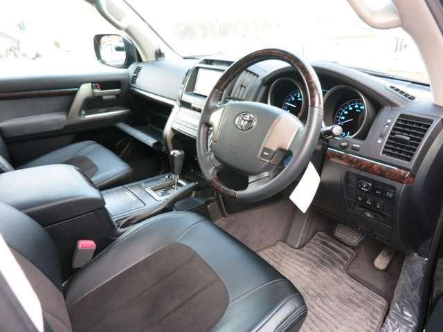 Used Toyota Land Cruiser photo: 2008 Model Interior view (Black color)