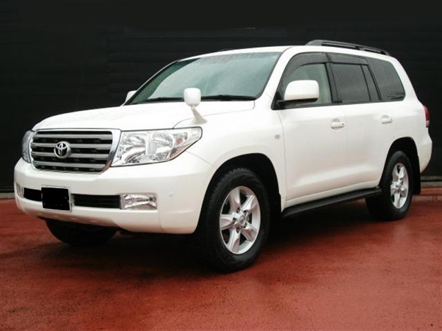 Used Toyota Land Cruiser photo: 2008 Model Front view (Pearl White color)