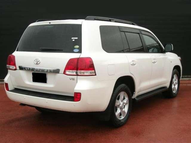 Used Toyota Land Cruiser photo: 2008 Model Back view (Pearl White color)