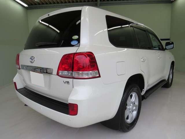Used Toyota Land Cruiser photo: 2009 Model Back view (Pearl White color)