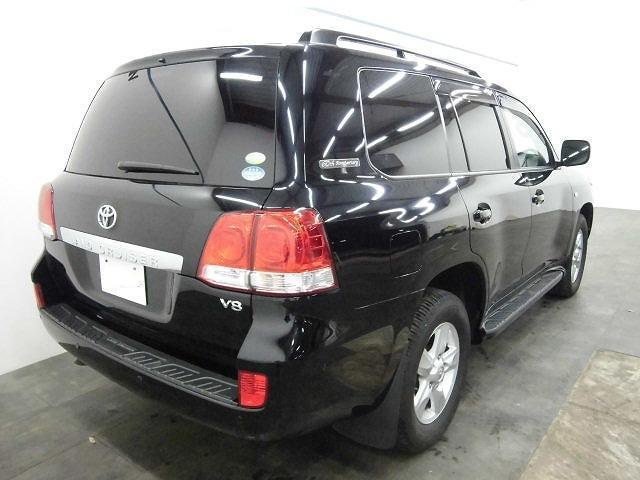Used Toyota Land Cruiser-200 photo: 2010 Model Back view (Black color)
