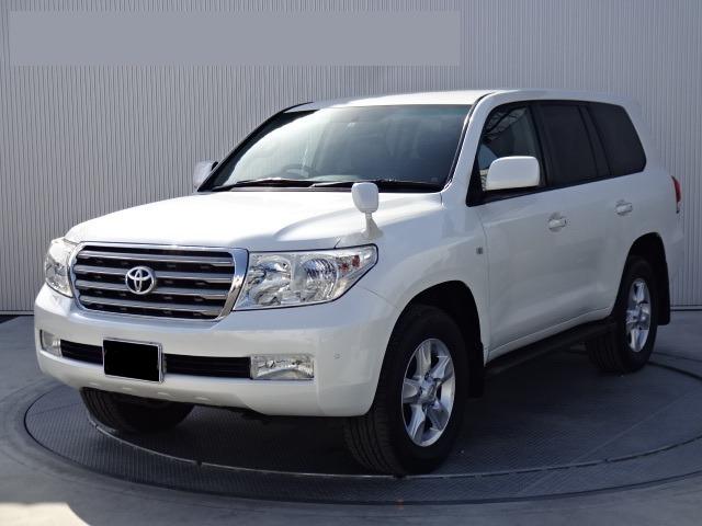 Used Toyota Land Cruiser-200 photo: 2010 Model Front view (Pearl White color)