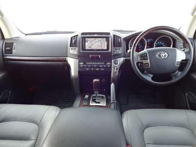 Used Toyota Land Cruiser-200 photo: 2010 Model Interior view (Pearl White color)