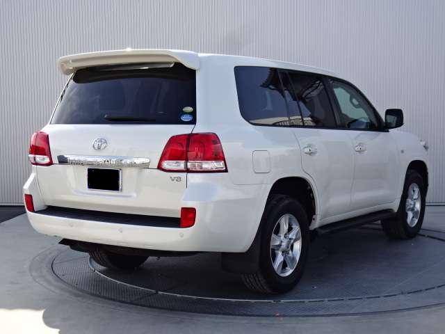 Used Toyota Land Cruiser-200 photo: 2010 Model Back view (Pearl White color)