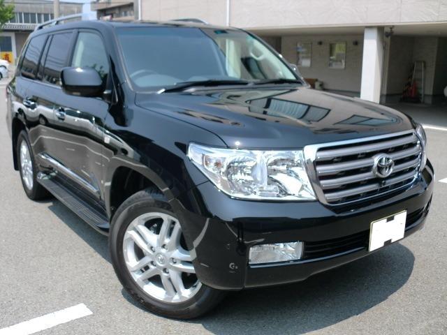 Used Toyota Land Cruiser-200 photo: 2011 Model Front view (Black color)
