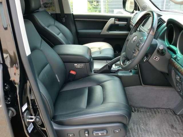 Used Toyota Land Cruiser-200 photo: 2011 Model Interior view (Black color)