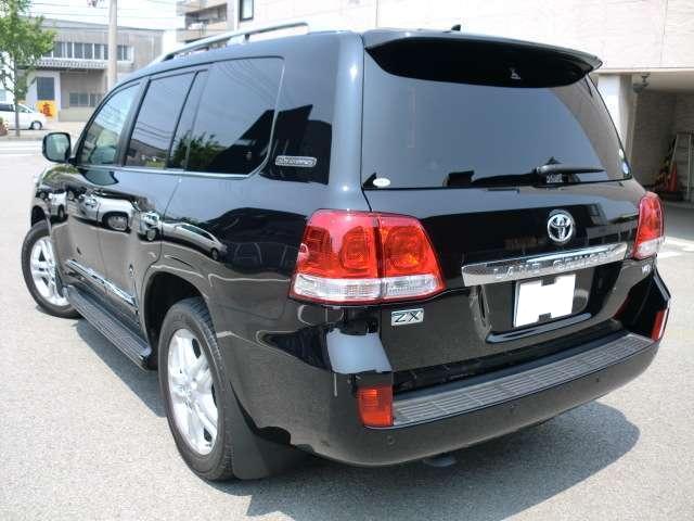 Used Toyota Land Cruiser-200 photo: 2011 Model Back view (Black color)