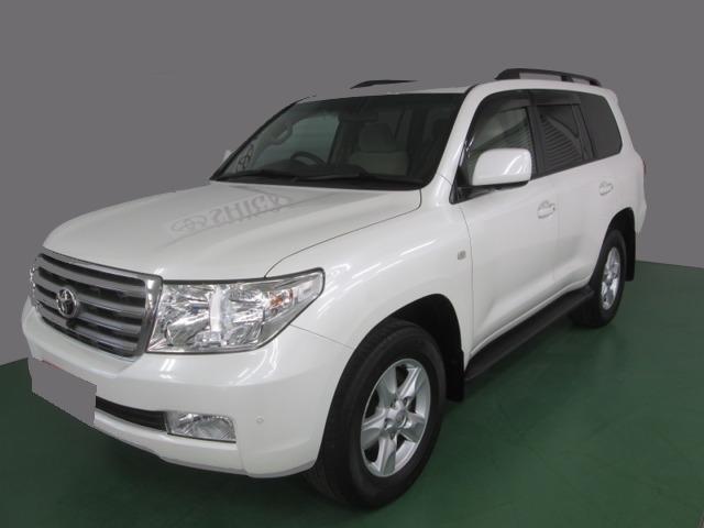 Used Toyota Land Cruiser-200 photo: 2011 Model Front view (Pearl White color)