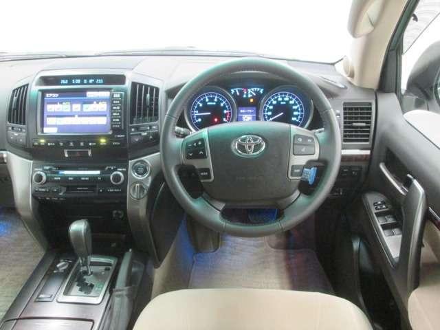 Used Toyota Land Cruiser-200 photo: 2011 Model Interior view (Pearl White color)