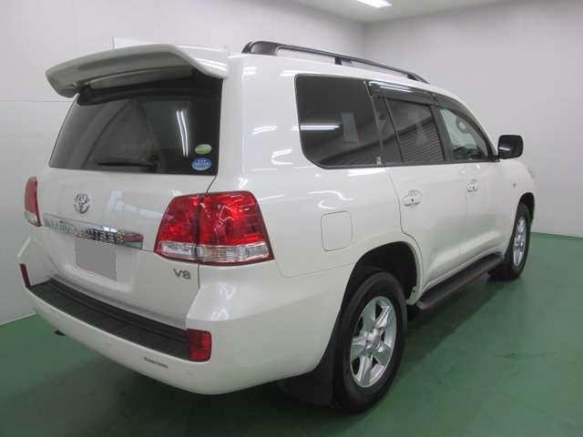 Used Toyota Land Cruiser-200 photo: 2011 Model Back view (Pearl White color)
