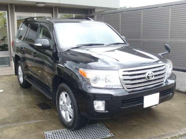 Used Toyota Land Cruiser-200 photo: 2012 Model Front view (Black color)