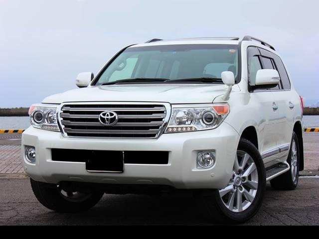 Used Toyota Land Cruiser-200 photo: 2012 Model Front view (Pearl White color)