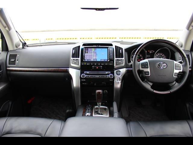 Used Toyota Land Cruiser-200 photo: 2012 Model Interior view (Pearl White color)