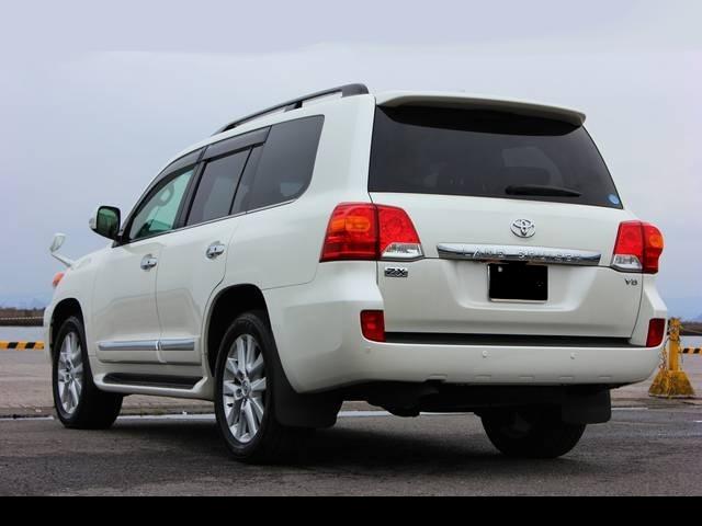 Used Toyota Land Cruiser-200 photo: 2012 Model Back view (Pearl White color)