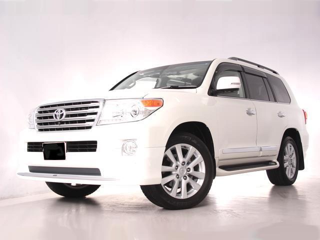 Used Toyota Land Cruiser-200 photo: 2014 Model Front view (Pearl White color)