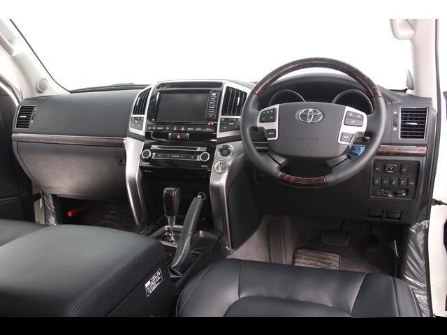 Used Toyota Land Cruiser-200 photo: 2014 Model Interior view (Pearl White color)