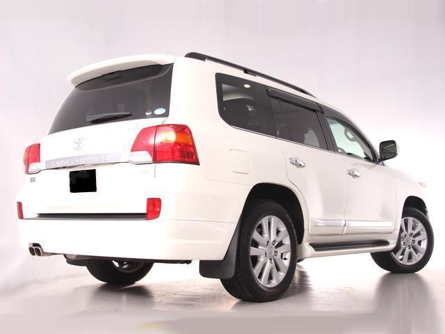 Used Toyota Land Cruiser-200 photo: 2014 Model Back view (Pearl White color)