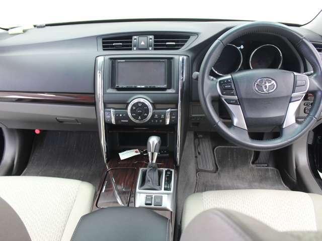 Used Toyota Mark X Black body color 2010 model photo: interior view