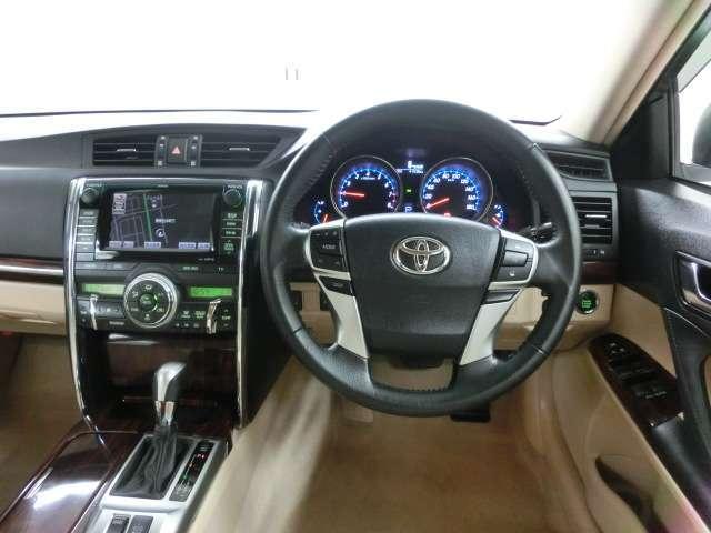Used Toyota Mark X White Pearl body color 2010 model photo: interior view