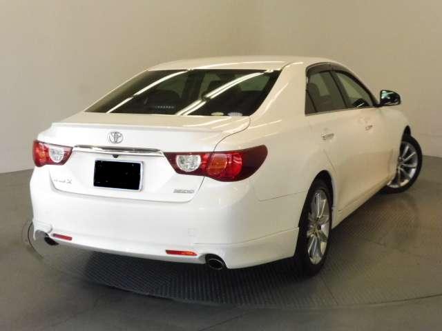 Used Toyota Mark X White Pearl body color 2010 model photo: Back view