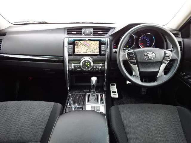 Used Toyota Mark X Black body color 2011 model photo: interior view
