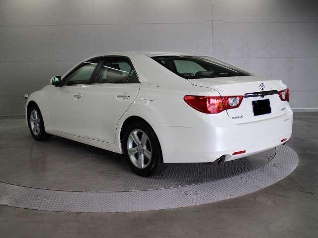 Used Toyota Mark X White Pearl body color 2011 model photo: Back view