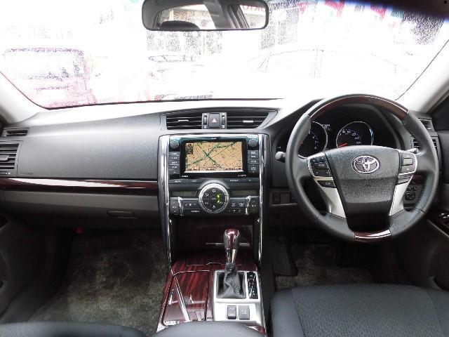 Used Toyota Mark X Black body color 2012 model photo: interior view