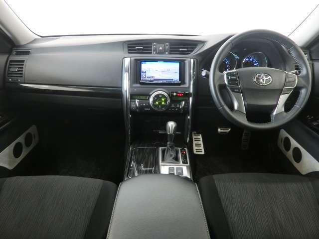 Used Toyota Mark X White Pearl body color 2012 model photo: interior view