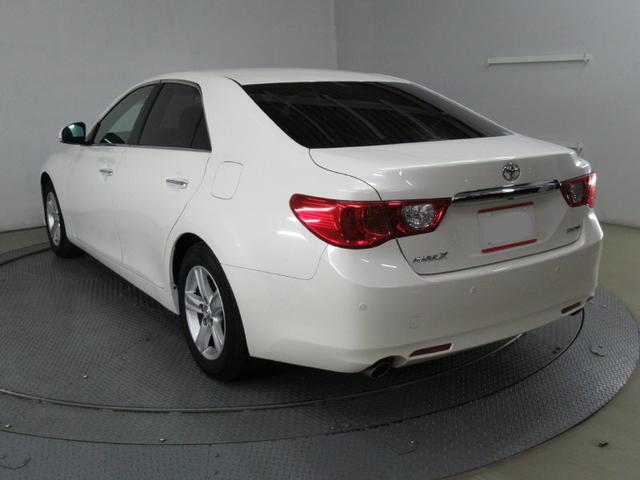 Used Toyota Mark X White Pearl body color 2012 model photo: Back view