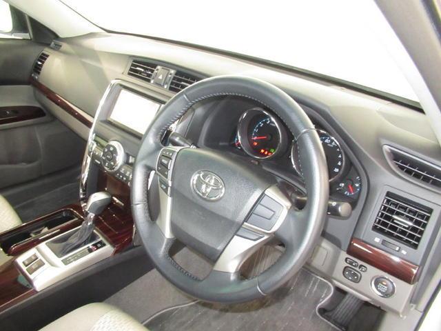 Used Toyota Mark X Silver body color 2012 model photo: interior view