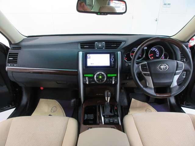 Used Toyota Mark X Black body color 2013 model photo: interior view