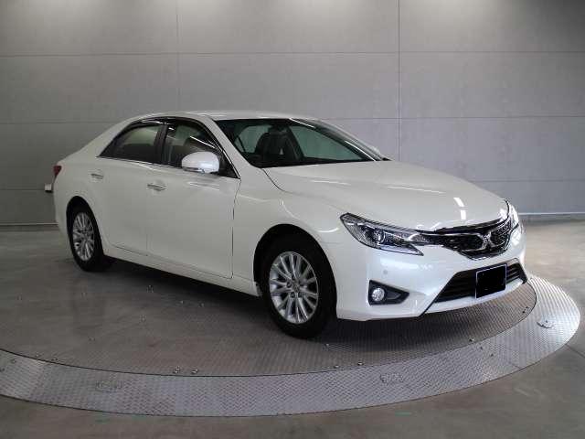 Used Toyota Mark X White Pearl body color 2013 model photo: Front view
