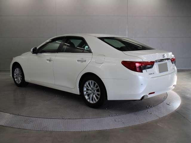 Used Toyota Mark X White Pearl body color 2013 model photo: Back view