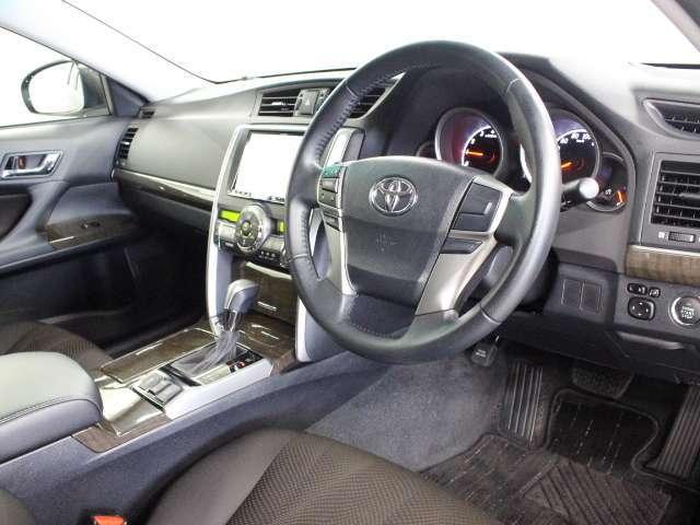 Used Toyota Mark X Black body color 2014 model photo: interior view