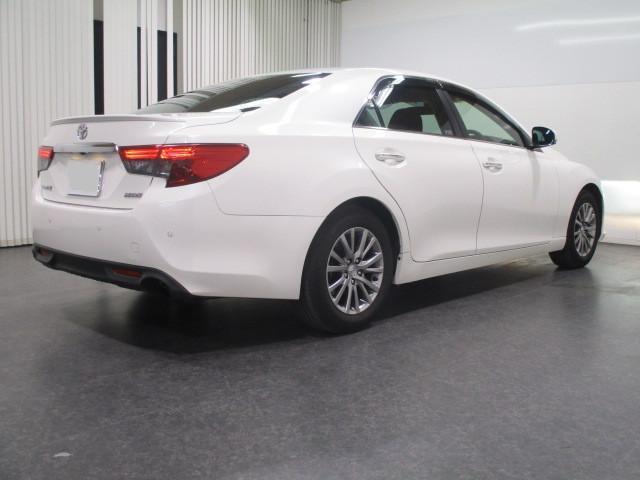 Used Toyota Mark X White Pearl body color 2015 model photo: Back view