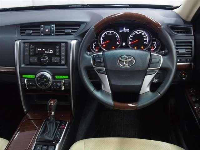 Used Toyota Mark X Black body color 2016 model photo: interior view