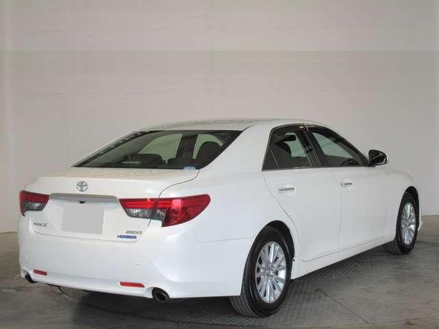 Used Toyota Mark X White Pearl body color 2016 model photo: Back view