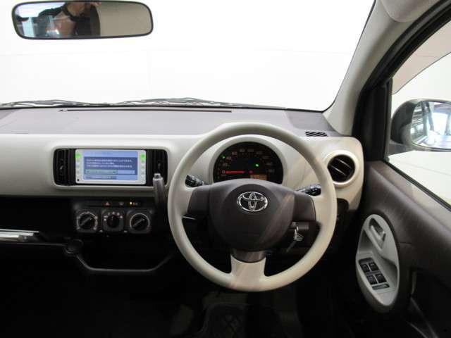 Used Toyota Passo 2012 model Bordeaux (Burgundy) body color photo: Interior view